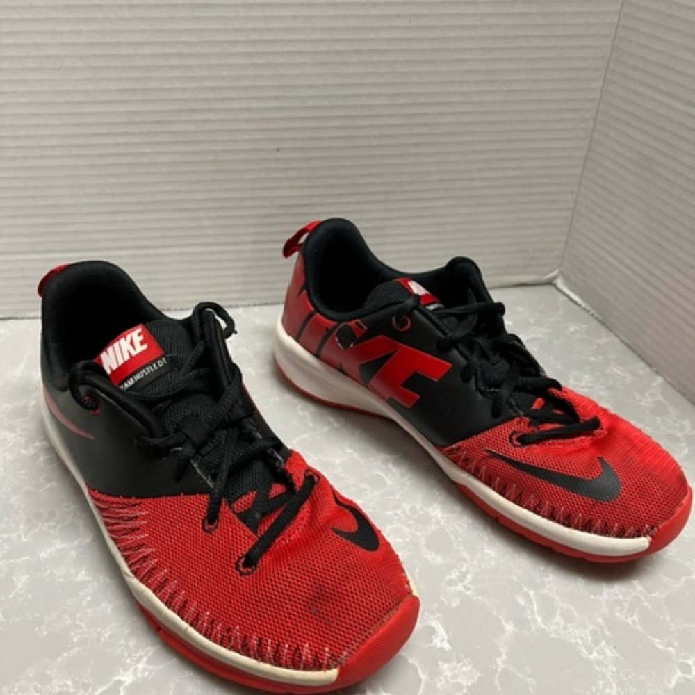 2016 nike team hustle D7 Low shoes SZ 6.5Y 834318-006